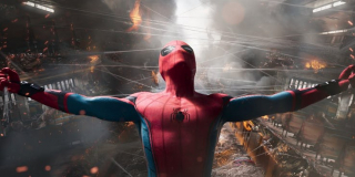 Parker z Ziemi Moralesa trzyma dwie części mającego zaraz runąć mostu – wizualnie ta scena przywodzi na myśl film „Spider-Man: Homecoming”, w którym Pajączek trzymał za pomocą swojej sieci dwie części promu