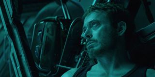 Wbrew niektórym doniesieniom, sekwencja otwierająca potwierdza, że na początku filmu nie ma żadnych znaczących przeskoków czasowych; od pstryknięcia palcami musiało minąć jedynie kilka tygodni - ocalali Avengers są już przecież w stanie zliczać ofiary wydarzenia