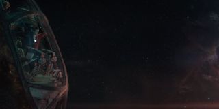 Tony wydaje się być kompletnie pogodzony ze zbliżającą się śmiercią; w tym ujęciu zwraca uwagę widoczna z prawej strony mgławica - według niektórych spekulacji miałaby ona być portalem, który umożliwi Starkowi szybsze dostanie się na Ziemię