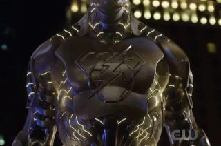 Robot Amazo w komiksach niejednokrotnie naśladował moce całej Ligi Sprawiedliwości razem wziętej; poza doktorem Ivo jego współtwórcą jest doktor T.O. Morrow, który w serialu Supergirl był odpowiedzialny za powstanie Red Tornado