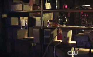 W magazynie dowodowym w Azylu Arkham możemy dostrzec takie przedmioty jak: maskę Bane'a z filmu Mroczny Rycerz powstaje, okulary przeciwłoneczne Hugo Strange'a, toksyny Stracha na wróble, parasol Pingwina czy laskę Człowieka Zagadki