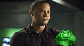 Wszystko wskazuje na to, że na Ziemi-90 to John Diggle jest Zieloną Latarnią - wyraźnie sugeruje to Barry Allen, który pozwala sobie na uwagę o braku pierścienia