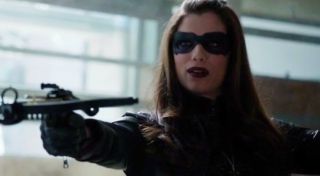 Z ekranu słyszymy słowa o mafijnej rodzinie Bertinelli - przypomnijmy, że należy do niej znana z Arrow Helena aka Huntress