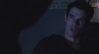 Na ekranie pojawia się Deathstroke II - to syn Slade'a Wilsona, Joe; postać tę widzieliśmy już w serialu Arrow