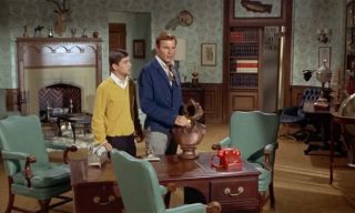 Popiersie Szekspira, na które patrzy Kara w gabinecie Kate, pojawiło się także na biurku Bruce'a Wayne'a w serialu Batman z lat 60.