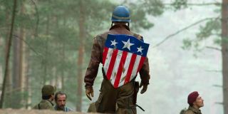 Przed uporządkowaniem chronologii nie było jasne, ile czasu zajęło Kapitanowi Ameryce zostanie legendą amerykańskiej armii - spekulowano, że miał na to zbyt mało czasu; teraz wiemy, że na froncie pojawiał się on w latach 1943-1945