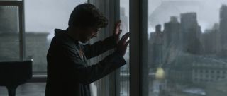 Jeśli akcja filmu Doktor Strange rozgrywa się w latach 2016-2017 nie tłumaczy to, dlaczego nawiązanie do głównego bohatera pojawia się w Zimowym żołnierzu w 2014 roku