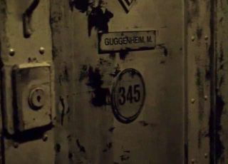 W Azylu Arkham przebywają: Oswald Cobblepot (Pingwin), Pamela Isley (Poison Ivy), Edward Nigma (Człowiek Zagadka), Basil Karlo (Clayface), a także Marc Guggenheim - jeden z twórców Arrowverse i zarazem scenarzysta odcinka