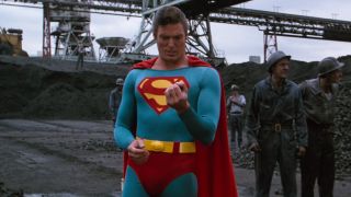 Superman zamienia węgiel w diament, by podarować Lois pierścionek - taką przemianę materiałów widzieliśmy już w filmie Superman III