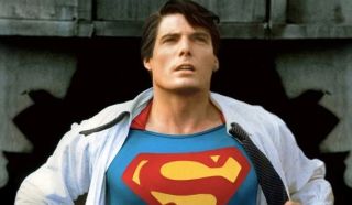 Clark, przedstawiając się Cisco, mówi, że jest "przyjacielem" - w filmie Superman z 1978 roku Kent tak przedstawił się Lois Lane