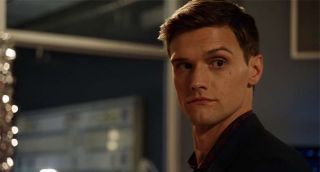 Ralph Dibny mówiąc o ostatnich wydarzeniach wypowiada słowa: "A przecież nie ma jeszcze wtorku" - to nawiązania do właściwego dnia emisji serialu Flash