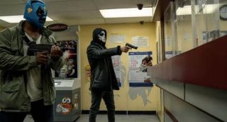 Jeden z członków grupy Billy'ego Russo wypowiada zdanie: "I on tak po prostu zniknął" - to samo wyrażenie pada w filmie "Podejrzani" z 1995 roku