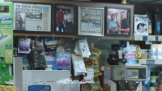 Na ścianie w sklepie nie widać żadnych potencjalnych wzmianek o Thanosie – dostrzeżemy tu za to informacje o zniszczeniu sklepu ze „Spider-Man: Homecoming”, jak i zdjęcia Delmara ze Spider-Manem oraz Barackiem Obamą