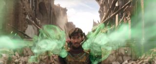 Zwiastun może sugerować, jak Mysterio zyskał swój przydomek - włoskie media informują bowiem o "tajemniczym mężczyźnie, który walczy z..."; w języku włoskim użyto wyrażenia "L'uomo di misterio ha combattuto con la..."