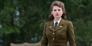Hayley Atwell jako Peggy Carter - pierwszym wyborem do tej roli była Emily Blunt; dopiero gdy ta zrezygnowała, włodarze MCU zwrócili się z propozycją do Atwell