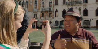 Twórcy przyłożyli także wagę do wątków miłosnych - podobnie jak w komiksach, Ned Leeds i Betty Brant są parą; co ciekawe, ich związek nie przetrwał próby czasu - Betty skrywała swoje uczucia do Parkera; zwróćmy uwagę na numer 212 na łodzi - zeszyt Amazing Spider-Man #212 był pierwszym, w którym pojawił się złoczyńca Hydro-Man (do tej postaci jeszcze wrócimy)