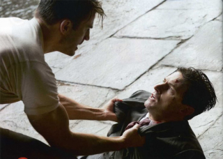 W filmie "Captain America: Pierwsze starcie" Steve ściga Heinza Krugera, w tym celu nurkując w wodzie; gdy jednak z niej wychodzi, ani jego ciało, ani ubrania nie są zamoczone