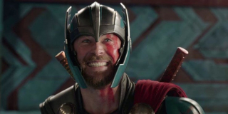 Chris Hemsworth na planie wielokrotnie dyskutował z braćmi Russo - chodziło o to, że aktor nie chciał dać początkowo zgody na pokazanie "poważnego Thora"