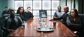 W "Wojnie bohaterów" widzimy rozmowę Avengers na temat ostatnich wydarzeń; w kilku ujęciach widoczny jest Tony Stark, który raz ma na palcu obrączkę, a innym razem nie