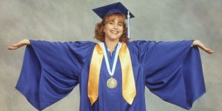 Gabrielle Carteris – aktorka jest tylko jedną z kilku, które odgrywały w serialu Beverly Hills 90210 postacie o innym wieku. Carteris miała jednak największą rozbieżność i grała licealistkę w wieku 29 lat.