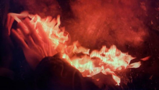 Na palącej się twarzy Harveya Denta ogień ułożył się w symbol Batmana; do dziś nie wiadomo, czy był to przypadek - fani twierdzą, że nie, skoro został on później wykorzystany w kampanii promocyjnej