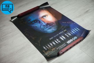Plakat serialu HBO Ślepnąc od świateł z podpisami całej obsady min. Kamila Nożyńskiego, Cezarego Pazury, Janusza Chabiora.