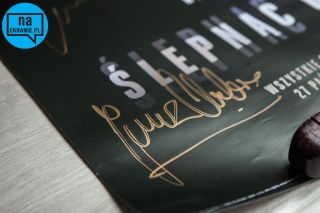 Plakat serialu HBO Ślepnąc od świateł z podpisami całej obsady min. Kamila Nożyńskiego, Cezarego Pazury, Janusza Chabiora.