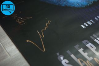 Plakat serialu HBO Ślepnąc od świateł z podpisami całej obsady min. Kamila Nożyńskiego, Cezarego Pazury, Janusza Chabiora.