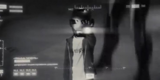 Teorie potwierdzone: Peter Parker pojawił się w filmie "Iron Man 2" - chodzi tu o chłopca, który w masce Iron Mana staje naprzeciw jednego z dronów Justina Hammera; teorię po rozmowie z Kevinem Feige potwierdził Tom Holland