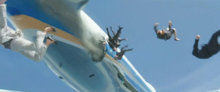 Aldrich Killian przy pomocy zbroi Iron Patriot strzela do szyb Air Force One, te zaś pękają; w rzeczywistości szyby Air Force One są kuloodporne i potrafią odbić naprawdę pokaźne pociski