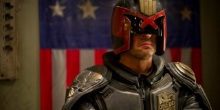 Karl Urban - tytułowy bohater filmu "Dredd" z 2012 roku i Skurge w MCU (aktor zagrał także w filmie "Red")