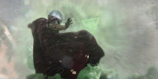 Mysterio zadebiutował w zeszycie Amazing Spider-Man #13, w którym bliżej było mu do herosa niż złoczyńcy; koniec końców jako antagonistę wskazał on Spider-Mana; jego walka z Elementals w MCU może mu pomóc zyskać tak ważną dla niego sławę; w poniższym ujęciu Mysterio ma również na głowie charakterystyczne i znane z komiksów "akwarium", przy czym wersji z MCU bliżej raczej do magicznej, kryształowej kuli