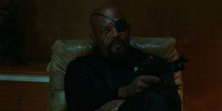 Nick Fury werbuje Spider-Mana; zwiastun zdradza, że zna on już jego prawdziwą tożsamość; w komiksach z serii Ultimate relacja tych dwóch bohaterów ma bogatą historię; przypomnijmy, że rodzice Petera byli pracownikami S.H.I.E.L.D., a ich śmierć doprowadziła Fury'ego do rozpaczy - to wtedy postanowił on wziąć Petera pod swoje skrzydła