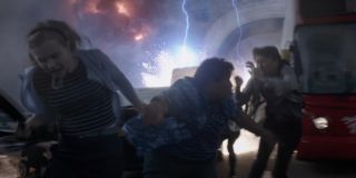 Ned, Betty i MJ uciekają z Tower Bridge; znów ważna jest tu rejestracja na jednym z aut - 2865 SEP; we wrześniu 1965 roku ukazał się zeszyt Amazing Spider-Man #28, w którym zadebiutował Molten Man