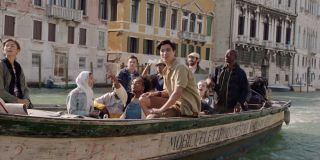 W tym ujęciu widzimy także postać J.B. Smoove’a – spekulowano, że wcieli się on na ekranie w rolę J. Jonah Jamesona, redaktora naczelnego Daily Bugle, ale wiele wskazuje na to, że sportretuje on po prostu jednego z nauczycieli