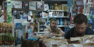 Zanim Parker wyruszy w podróż do Europy, wraz z nim odwiedzimy kilka znanych nam już miejsc z Nowego Jorku - wśród nich prowadzony przez Delmara sklep w Queens; zauważmy, że został on odbudowany po zniszczeniach, co może wskazywać, że amerykańskie władze wprowadziły specjalne ustawy regulujące następstwa działań superbohaterów