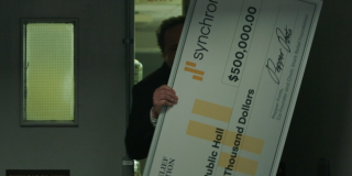 Happy na tym samym balu wnosi czek od Stark Industries; zwróćmy uwagę, że znajduje się na nim podpis Pepper Potts; nie jest to jednak żadna wskazówka w kontekście losu Tony'ego w "Avengers: Endgame" - Pepper od dłuższego czasu kieruje bowiem firmą