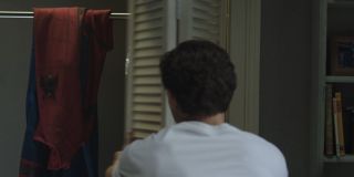 Peter zastanawia się nad zabraniem kostiumu; pojawiły się już teorie, według których bohater nie chce założyć stroju z uwagi na wydarzenia pokazane w "Avengers: Endgame"