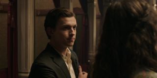 Również uczucie Petera do MJ wydaje się kwitnąć; fani nie mają już wątpliwości, że MJ to po prostu nowa wersja komiksowej Mary Jane - warto odnotować, że na zdjęciach z planu widzimy, jak dziewczyna i ratujący ją Spider-Man znajdują się w bardziej intymnych pozycjach