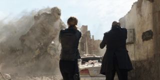 Zwiastun potwierdza zapowiedzi twórców - Spider-Man (a także Mysterio) będzie musiał zmierzyć się ze złoczyńcami znanymi jako Elementals; w trailerze pojawia się 3 z nich, na ekranie zobaczymy prawdopodobnie jeszcze jednego; na poniższym ujęciu widoczny jest najprawdopodobniej Sandman, przestępca, którego ciało w wyniku eksperymentu zostało połączone z piaskiem