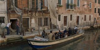 Hotel w Wenecji nazywa się De Matteis - J.M. DeMatteis to znany twórca komiksów o Spider-Manie, w tym słynnych "Ostatnich łowów Kravena"