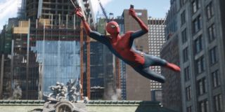 Z lewej strony za Peterm widzimy odbudowywaną Avengers Tower; na razie nie wiemy, kto jest jej nowym właścicielem - pojawiały się nawet teorie, że okaże się nim Norman Osborn; nie jest też jasne, czy renowacja budynku stanie się pokłosiem wydarzeń ukazanych w "Avengers: Endgame"