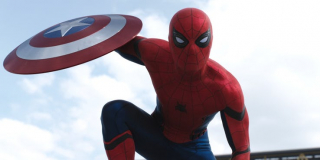 W "Spider-Man: Homecoming" widzimy nagranie Petera z bitwy na lotnisku, którą pokazano w "Wojnie bohaterów" - w oryginale pomiędzy złapaniem tarczy Capa przez Pajączka a jego słowami "Cześć wszystkim" padały słowa o stroju nowego herosa - na nagraniu z "Homecoming" ich jednak brakuje