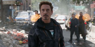 Robert Downey Jr. zakupił całej ekipie specjalne krzesła, na których wyryte zostały nazwiska i podziękowanie: "Serdeczne podziękowania z głębi mojego reaktora łukowego"