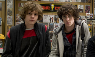 Aaron Taylor-Johnson i Evan Peters - kolejno Dave Lizewski i Todd w filmie "Kick-Ass", potem obaj z nich zagrali Quicksilvera - pierwszy w MCU, drugi w filmach o X-Men