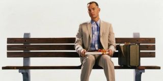 Tom Hanks – słynny aktor też miał podobną sytuację w filmie Forrest Gump, gdzie przez część filmu gra młodsze wcielenie swojego bohatera. Wówczas aktor miał 37 lat.