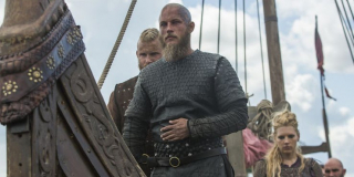 W kilku odcinach produkcji poruszające się z pełną predkością łodzie wikingow nie doprowadzają do powstania żadnej fali