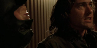 Specyficzny głos Batmana nie wynika wyłącznie z interpretacji Bale'a; aktor przyznał, że wyrażał on także frustrację z powodu noszenia niezwykle ciężkiego kostiumu