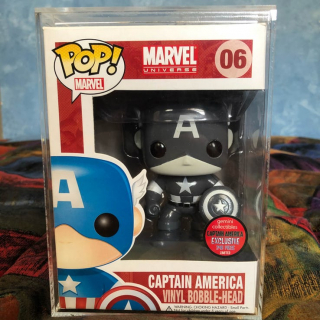 Czarno-biały Kapitan Ameryka (na rynek wprowadzono 240 sztuk) - 740 dolarów