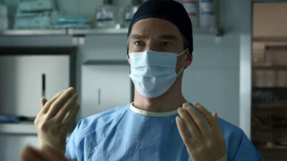 Stephen Strange przed operacją najpierw myje dłonie, a potem zakłada maskę; przed operacją lekarze czynią to jednak w odwrotnej kolejności, aby nie wystawiać niepotrzebnie dłoni zetknięcie się z bakteriami